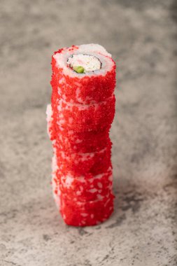 Bir yığın Kaliforniya suşisi ve taşın üstünde kırmızı havyar. Yüksek kalite fotoğraf