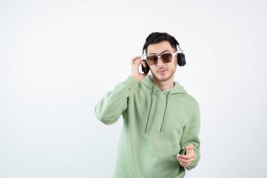 Kulaklıklı, müzik dinleyen genç yakışıklı bir adamın görüntüsü. Yüksek kalite fotoğraf