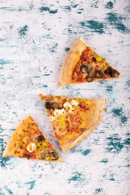 Taş zemine yerleştirilmiş lezzetli pizza parçaları. Yüksek kalite fotoğraf