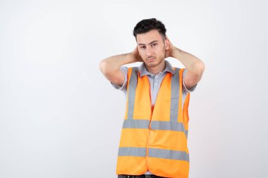 Güvenlik yeleği giymiş genç mühendisin portresi yoruldu. Yüksek kalite fotoğraf