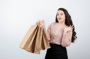 Kazaklı güzel bir kadının portresi alışveriş sonrası paketleri ile birlikte taşıyor. Yüksek kalite fotoğraf