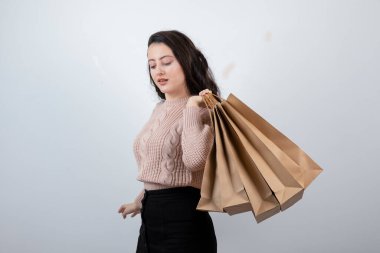 Kazaklı güzel bir kadının portresi alışveriş sonrası paketleri ile birlikte taşıyor. Yüksek kalite fotoğraf