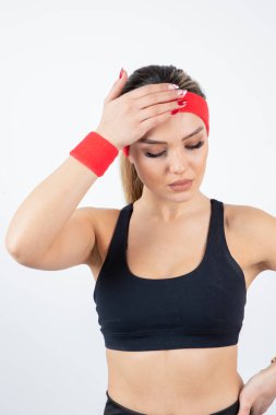 Kırmızı saç bandı ve bilekliği olan güzel, genç bir kadın.