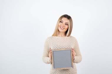 Beyaz çerçeveyi boş tutan güzel bir kadın resmi. Yüksek kalite fotoğraf