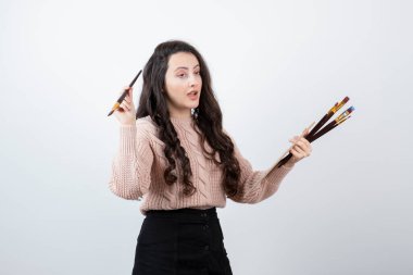 Renkli palet ve fırça tutan genç kadın ressamın portresi. Yüksek kalite fotoğraf