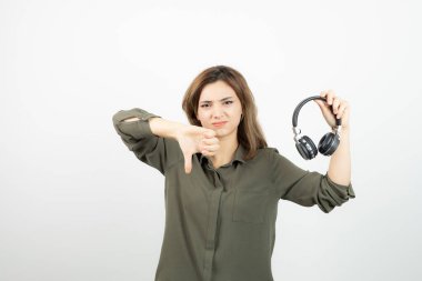 Siyah kulaklık takan çekici bir kadın resmi. Yüksek kalite fotoğraf