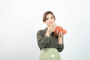 Çantasında patates tutan genç bir çiftçinin portresi. Yüksek kalite fotoğraf