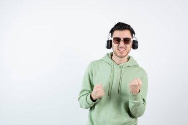 Kulaklıklı, müzik dinleyen genç yakışıklı bir adamın görüntüsü. Yüksek kalite fotoğraf