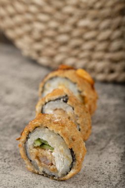 Somon, avokado ve peynirli sıcak kızarmış suşi ruloları. Yüksek kalite fotoğraf