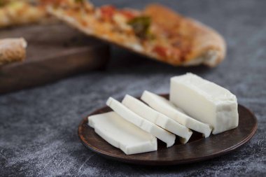 Dilimlenmiş lezzetli pizza ve dilimlenmiş peynir. Yüksek kalite fotoğraf