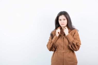 Ayakta durup kameraya bakan sevimli bir kadın modeli. Yüksek kalite fotoğraf