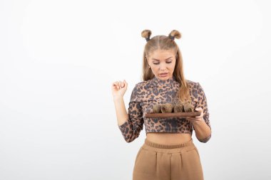 Leopar desenli sarışın kadın üstünde pancar kökü tabağıyla duruyor. Yüksek kalite fotoğraf