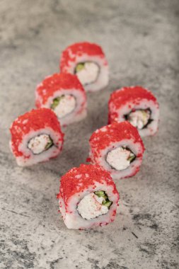 Kaliforniya, taştan arka planda uçan balık havyarıyla yuvarlanıyor. Yüksek kalite fotoğraf