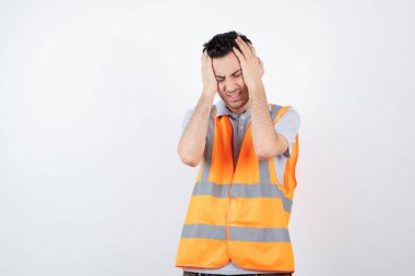 Güvenlik yeleği giymiş genç mühendisin portresi yoruldu. Yüksek kalite fotoğraf