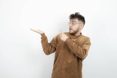 Açık alan tutan genç yakışıklının fotoğrafı. Yüksek kalite fotoğraf