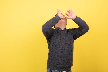 Günlük kıyafetlerle poz veren sevimli bir çocuğun fotoğrafı. Yüksek kalite fotoğraf