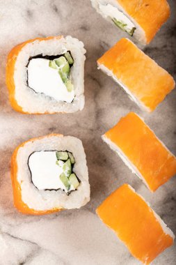 Philadelphia Suşi 'nin mermer tabağı doku arkaplanını sarıyor. Yüksek kalite fotoğraf