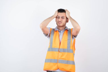 Güvenlik yeleği giymiş genç mühendisin portresi yoruldu. Yüksek kalite fotoğraf