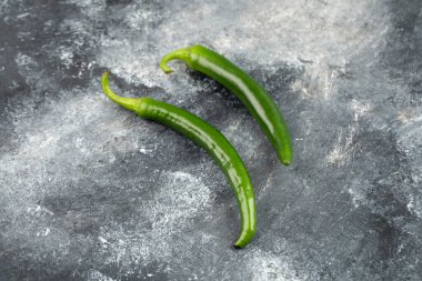 Mermer arka planda yeşil biberler var. Yüksek kalite fotoğraf