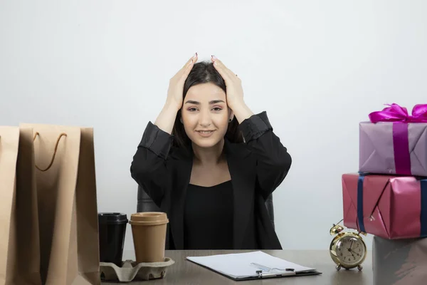 Retrato Mujer Negocios Sentada Lugar Trabajo Con Regalos Foto Alta —  Fotos de Stock