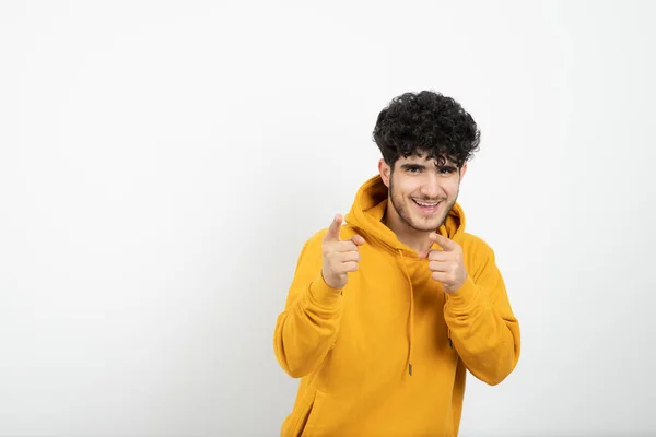 Homem Capuz Amarelo Posando Fundo Branco — Fotografia de Stock