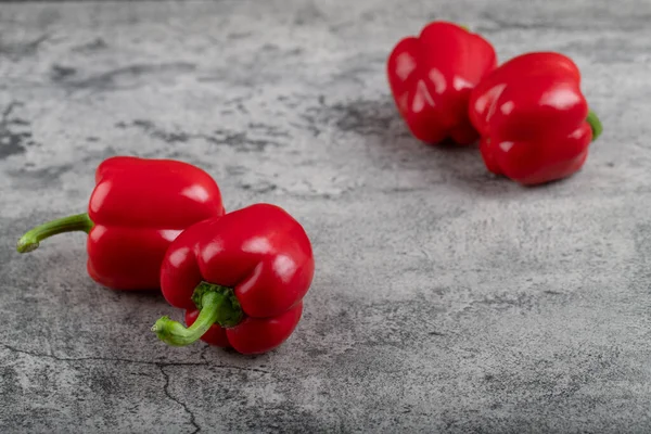 Egész Édes Piros Paprika Kőasztalra Helyezve Kiváló Minőségű Fénykép — Stock Fotó