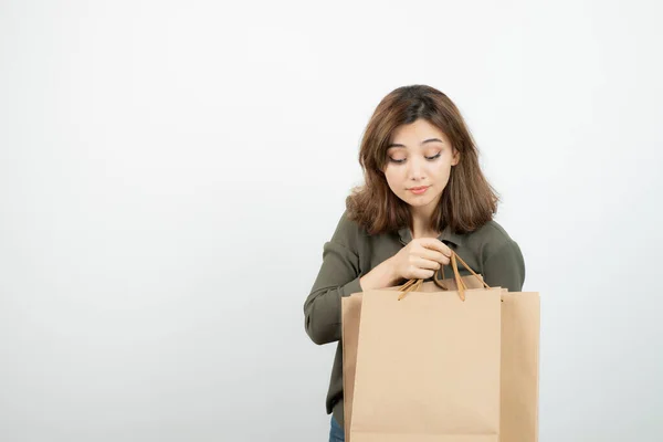 Immagine Una Bella Donna Che Prende Qualcosa Dalla Borsa Artigianale — Foto Stock