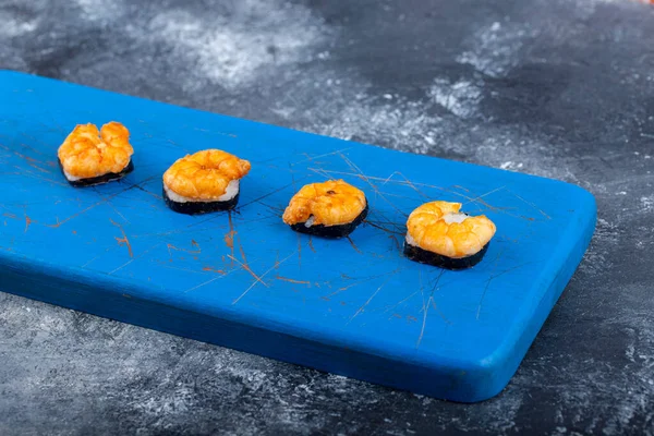 Verse Heerlijke Sushi Broodjes Met Garnalen Een Houten Snijplank Hoge — Stockfoto