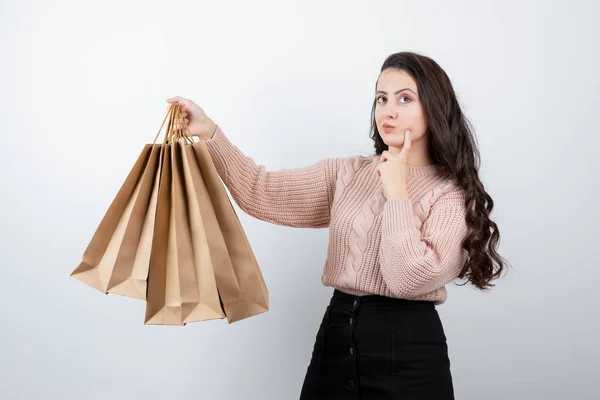 Retrato Hermosa Mujer Suéter Sosteniendo Bolsas Paquetes Con Compras Después —  Fotos de Stock