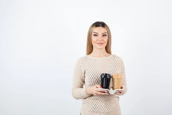 Foto Ung Kvinna Stående Och Hålla Två Koppar Kaffe Kartong — Stockfoto