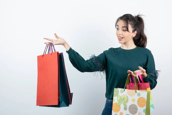 Portret Van Een Jonge Vrouw Met Veel Kleurrijke Boodschappentassen Hoge — Stockfoto