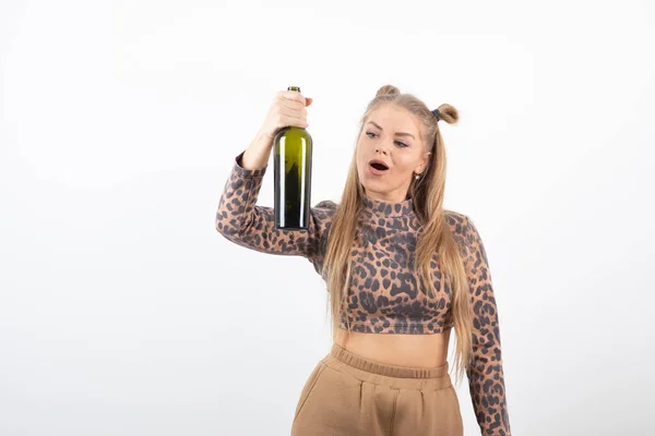 Imagem Mulher Encantadora Segurando Garrafa Vinho Mão Foto Alta Qualidade — Fotografia de Stock