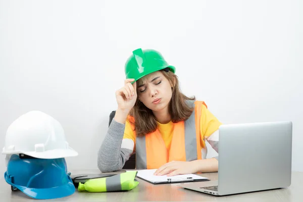 Arbeiterinnen Uniform Sitzen Schreibtisch Mit Laptop Und Klemmbrett Hochwertiges Foto — Stockfoto