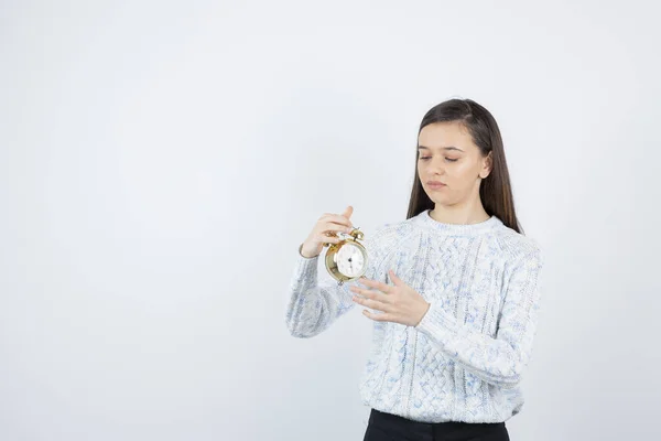 Niña Usando Suéter Posando Con Despertador Sobre Fondo Blanco —  Fotos de Stock