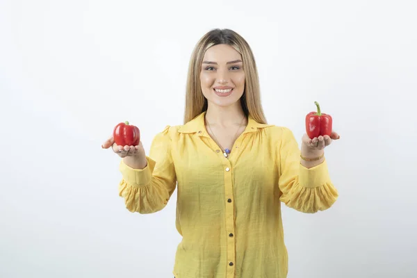 Photo Beautiful Blonde Woman Holding Red Bell Peppers Standing High — Stock Photo, Image