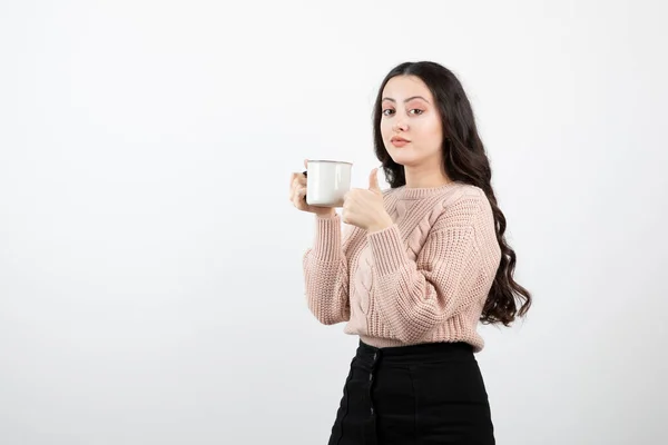 Ung Brunett Kvinna Med Kopp Varmt Kaffe Visar Tummen Upp — Stockfoto