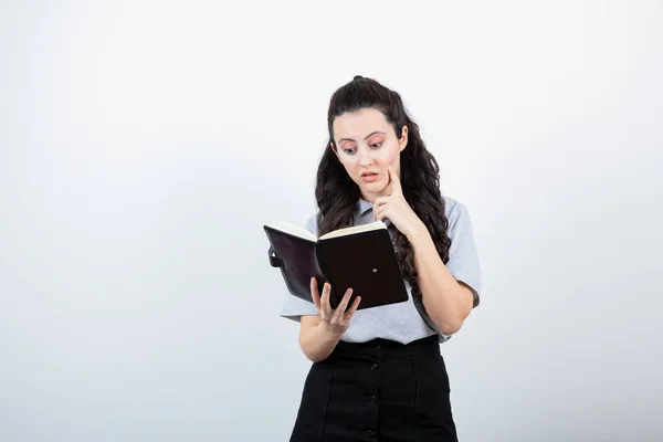 Retrato Jovem Mulher Bonita Segurando Diário Foto Alta Qualidade — Fotografia de Stock