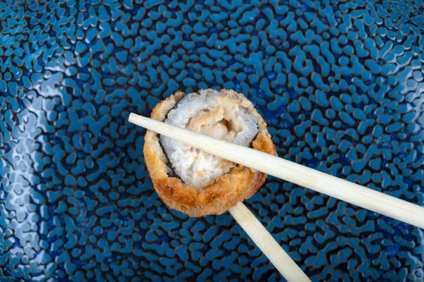 Rotoli Sushi Fritti Caldi Con Bacchette Monouso Legno Sul Tavolo — Foto Stock