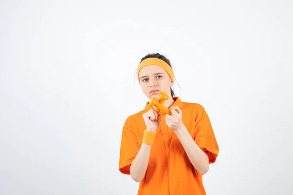 Niña Camiseta Naranja Pulsera Diadema Posando Con Mancuernas —  Fotos de Stock