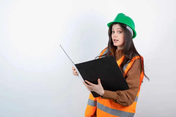 Ingenieurin Orangefarbener Weste Und Grünem Hut Mit Schwarzem Klemmbrett Hochwertiges — Stockfoto