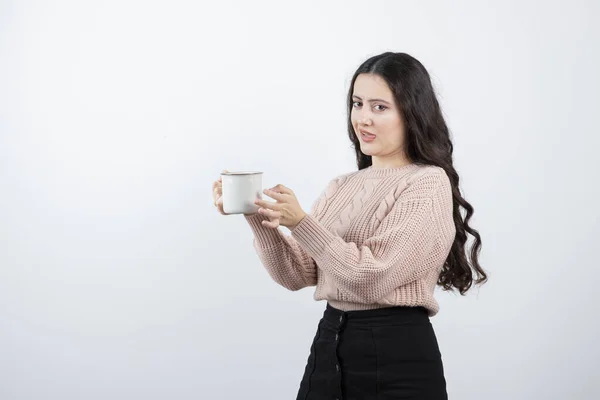 Joven Morena Sosteniendo Una Taza Café Caliente Sobre Fondo Blanco — Foto de Stock