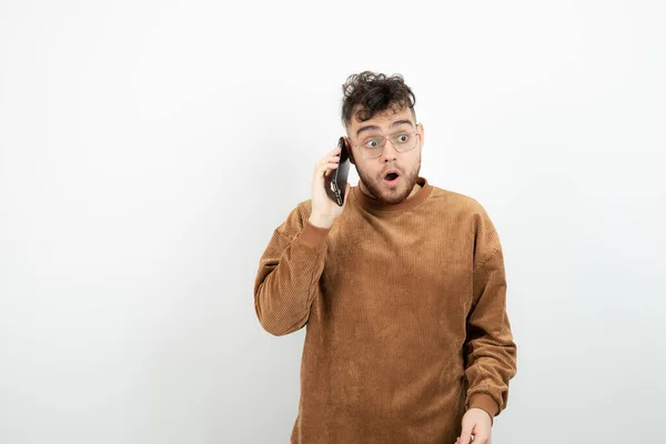 Photo Jeune Homme Ayant Reçu Appel Téléphonique Sur Mur Blanc — Photo