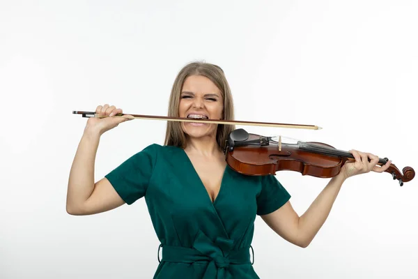 Músico Feminino Vestido Verde Mordendo Arco Violino Foto Alta Qualidade — Fotografia de Stock