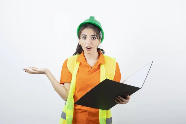 Ingenieurin Schutzhelm Und Gelber Weste Mit Ordner Hochwertiges Foto — Stockfoto