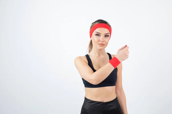 Bela Jovem Mulher Roupas Esportivas Com Cabeça Vermelha Pulseira — Fotografia de Stock