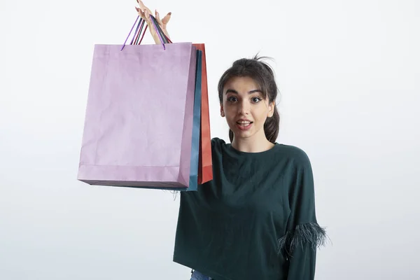 Portret Van Een Jonge Vrouw Met Veel Kleurrijke Boodschappentassen Hoge — Stockfoto