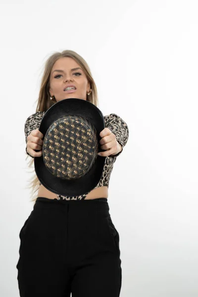 Retrato Mujer Joven Con Sombrero Mago Pie Sobre Blanco Foto — Foto de Stock