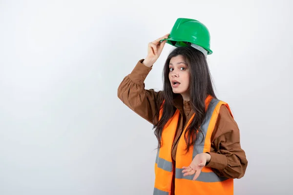 Ženský Inženýr Oranžový Vestě Zeleným Kloboukem Kvalitní Fotografie — Stock fotografie