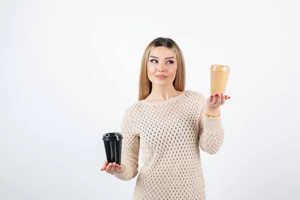 Foto Una Atractiva Joven Pie Sosteniendo Dos Tazas Café Foto — Foto de Stock