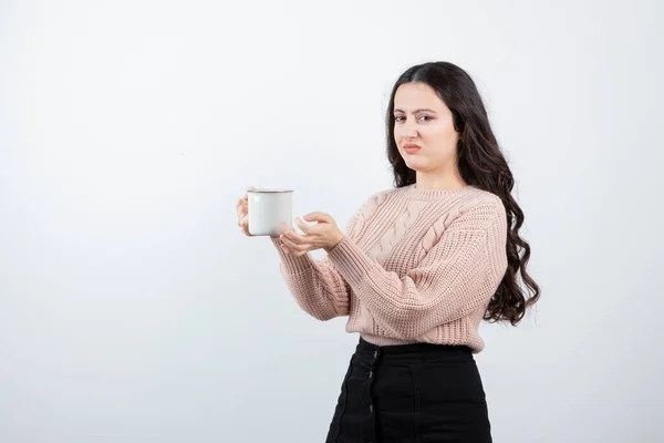 Ung Brunett Kvinna Som Håller Kopp Varmt Kaffe Över Vit — Stockfoto